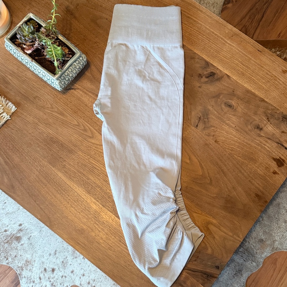 Lululemon Athletica Light Grey Ribbed Capri Leggings